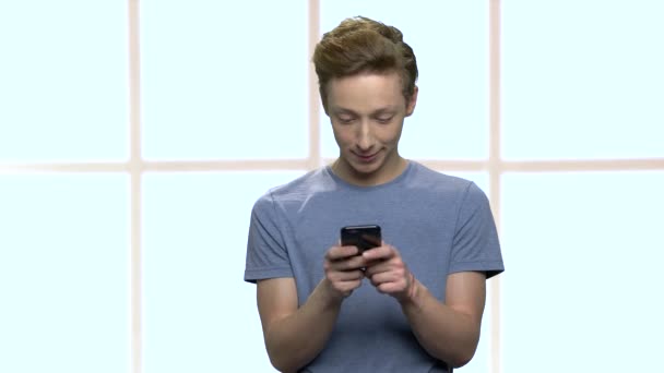 Adolescent garçon en utilisant smartphone . — Video