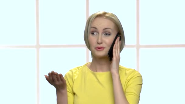 Heureuse femme blonde émotionnelle parlant sur téléphone portable . — Video