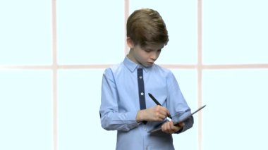 Tablet cihazda yazma akıllı küçük çocuk.