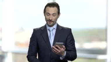 Onun Smartphone bakarak şaşırttı işadamı.