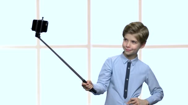 Boy with selfie stick showing fig to camera. — Stock Video