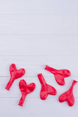 Saptırılmış kalp şeklinde balonlar ve kopya alanı.