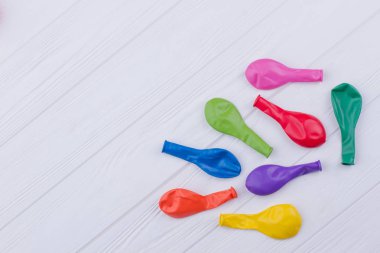 Beyaz arka planda renkli sönük balonlar.