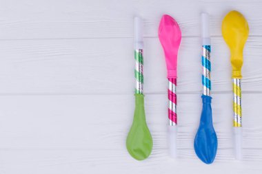 Renkli balonlar ve üfleyiciler ile tatil arka plan.