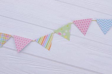 Düz yatıyordu renkli kağıt çelenk.