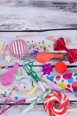 Mutlu Doğum günü partisi öğeleri düz yatıyordu.