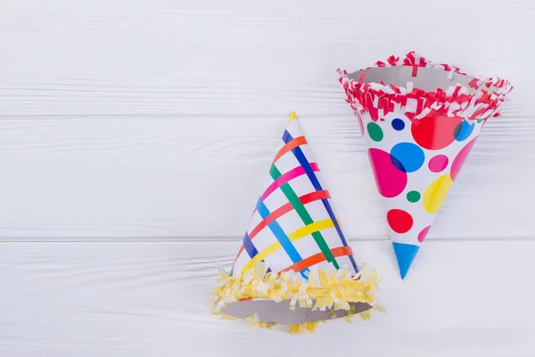 Sombreros de cono de fiesta para la celebración del cumpleaños . — Foto de Stock