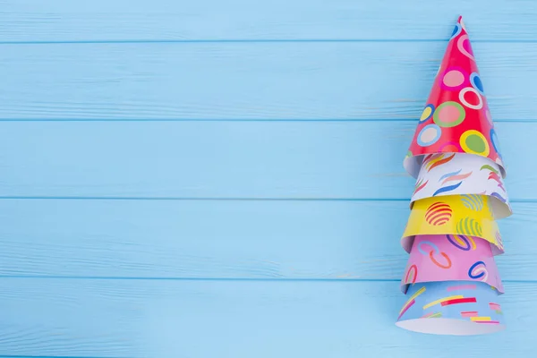 Chapéus de festa em madeira colorida com espaço de texto . — Fotografia de Stock
