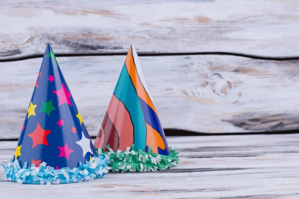 Dos sombreros de cumpleaños sobre fondo de madera . — Foto de Stock