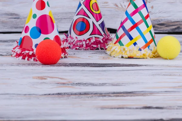 Birthday Party accessoires op houten achtergrond. — Stockfoto