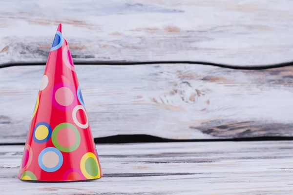 Bonito cone de papel Chapéu de festa de aniversário . — Fotografia de Stock