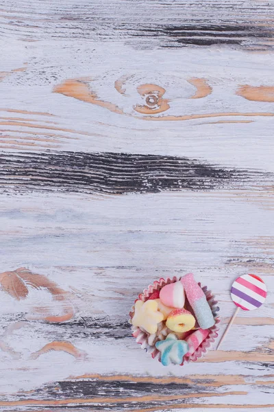 Jelly godis på trä bakgrund. — Stockfoto