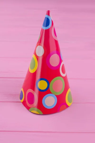 Шляпа для вечеринки Чайлдс на цветном фоне . — стоковое фото