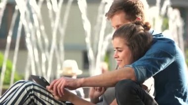 güzel çeşmenin oturan genç sevgili Çift.