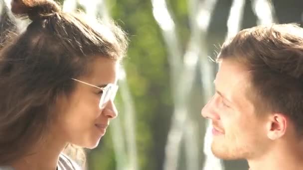 Jeune couple amoureux en plein air. — Video