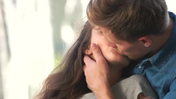 Primer plano joven sensual pareja besándose al aire libre . — Vídeos de Stock