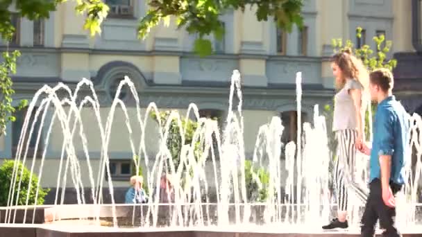 Para zakochanych, zabawy na świeżym powietrzu. — Wideo stockowe