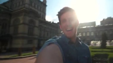 Genç mutlu adam Spinning etrafında tutarak WOMANS el.