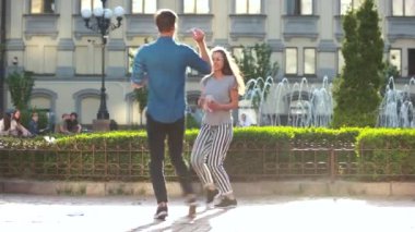 Açık havada eğleniyor genç Çift.