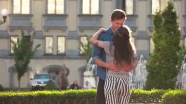 Güzel genç çift dışarıda öpüşüyor..