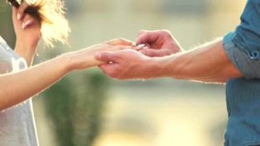 Nişan yüzüğü açık havada kadın el koyarak adam.