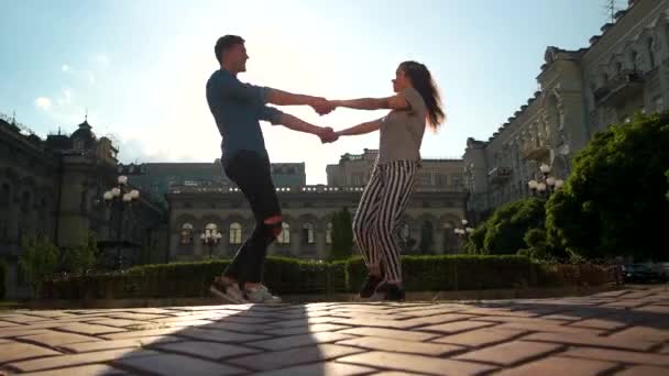 Feliz pareja divirtiéndose al aire libre . — Vídeos de Stock