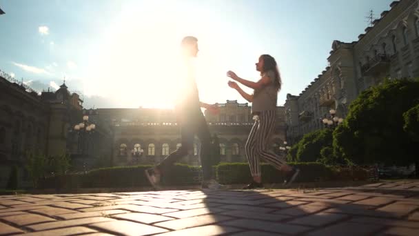 Encantadora pareja joven reuniéndose al aire libre . — Vídeos de Stock