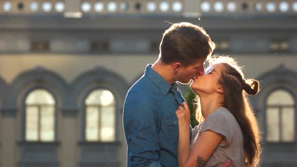 Elegante pareja enamorada besándose suavemente al aire libre . — Vídeos de Stock