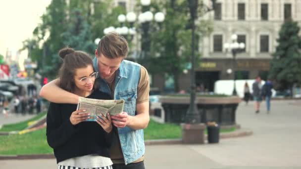 Fiatal pár turista keres térképet. — Stock videók