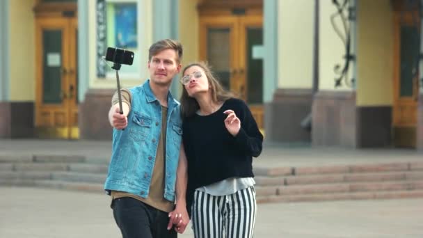 Schattige toeristische paar nemen foto samen in de stad. — Stockvideo
