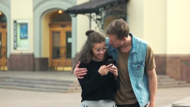 Sonriendo encantadora pareja caminando por la ciudad . — Vídeos de Stock