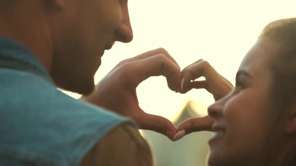 Pareja haciendo símbolo del corazón con las manos . — Vídeo de stock