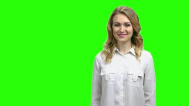 Güzel, gülümseyen kadın, kopyalamak için parmağıyla işaret ediyor..