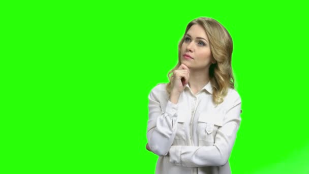 Tankeväckande kvinna med hand under hakan, grön skärm. — Stockvideo