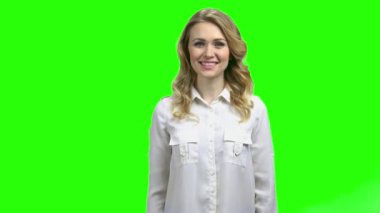 Genç mutlu kadın parmaklarıyla işaret veriyor..