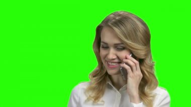 Genç mutlu kadın cep telefonuyla konuşuyor..