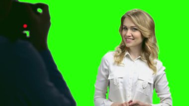 Yeşil ekranda kamera için poz Pretty iş kadını.