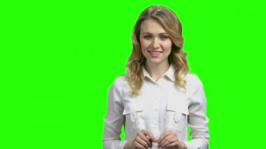 Sanal ekranda bir simgeye dokunan güzel kadın.