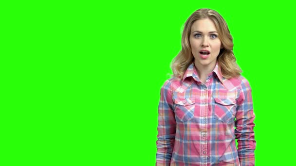 Happy meglepett nő mutatja a termék zöld képernyő. — Stock videók