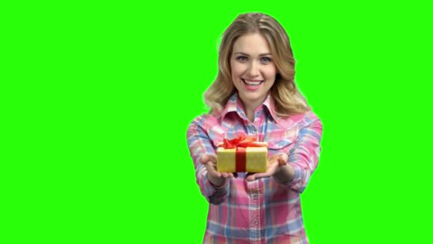 Joven mujer caucásica ofreciendo un regalo . — Vídeos de Stock