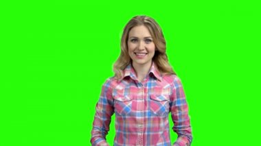 Gülümseyen güzel kadın bana jest arama gösteren.