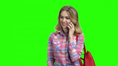 Yeşil ekranda telefon görüşmesi olan güzel kız.