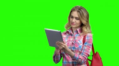 Akıllı güzel kız dijital tablet üzerinde çalışıyor.