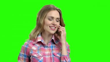 Yeşil ekranda saydam telefon kullanan kadın.