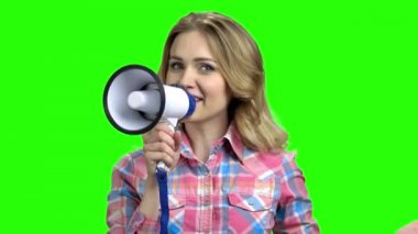 Genç mutlu kadın megafonla konuşuyor..