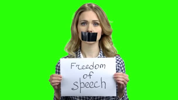 Młoda kobieta z klejone usta na zielonym ekranie. — Wideo stockowe