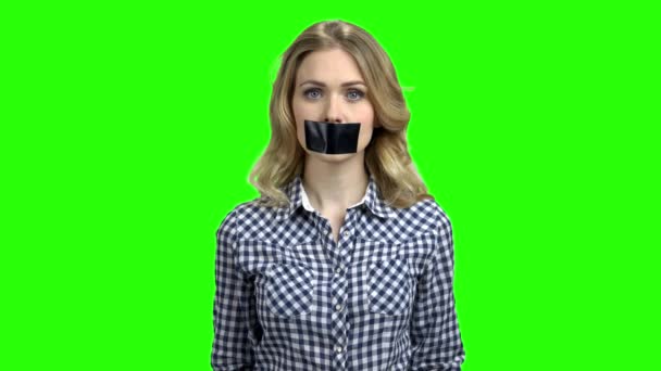 Junge Frau mit schwarzem Klebeband auf dem Mund. — Stockvideo