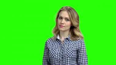Yeşil ekranda güvensiz bakışlı genç bir kadın..