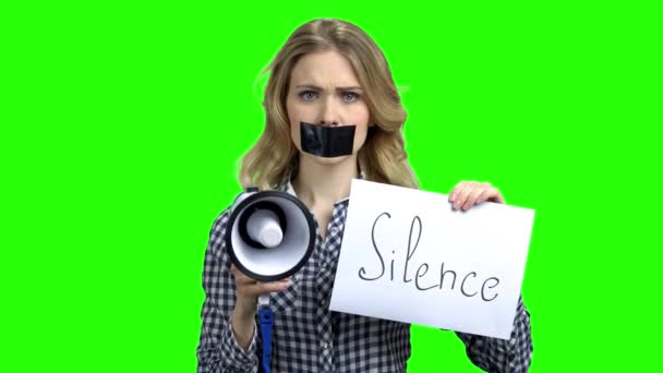 Молодая сердитая женщина с заклеенным ртом . — стоковое видео