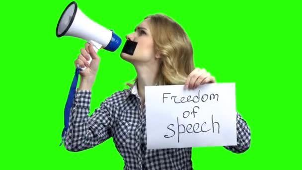 Zensierte Frau mit abgeklebtem Mund beim Sprechen. — Stockvideo